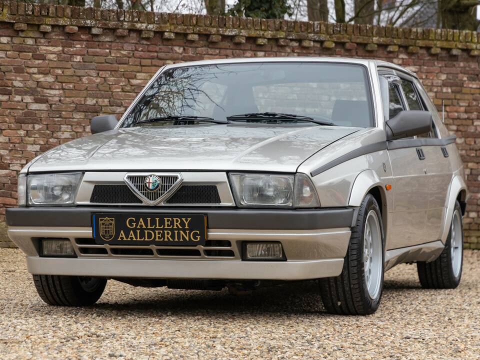 Afbeelding 27/50 van Alfa Romeo 75 2.0 Twin Spark (1988)