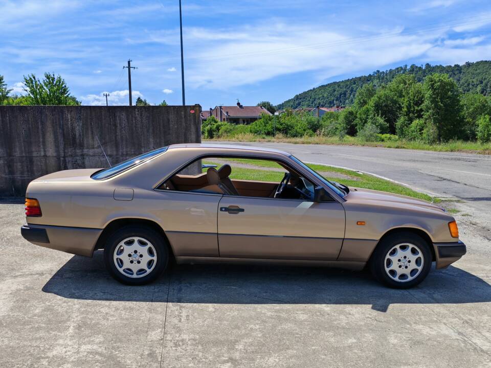 Image 11/42 of Mercedes-Benz 300 CE (1988)