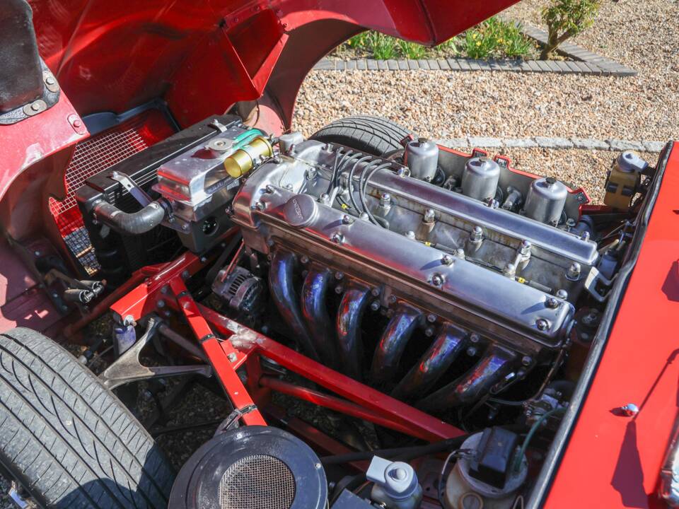 Image 26/41 de Jaguar E-Type (1968)