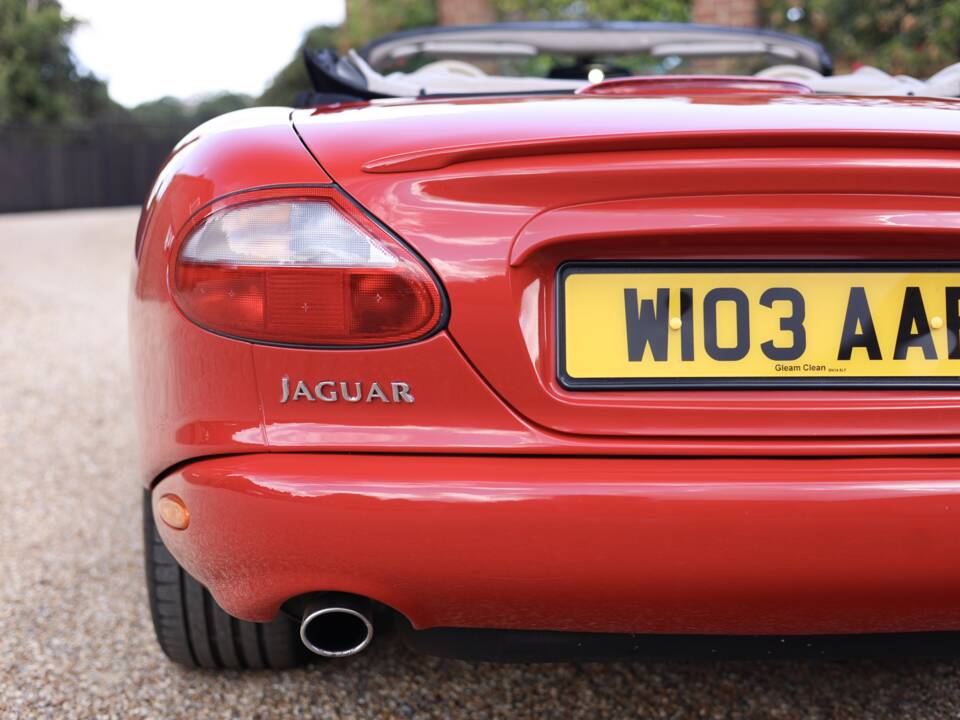 Image 17/50 de Jaguar XKR (2000)