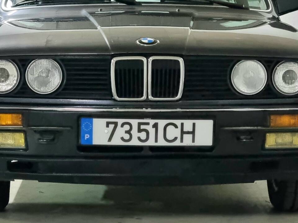 Image 6/100 of BMW 323i (1984)
