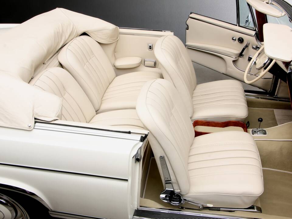 Image 17/27 of Mercedes-Benz 300 SE (1967)