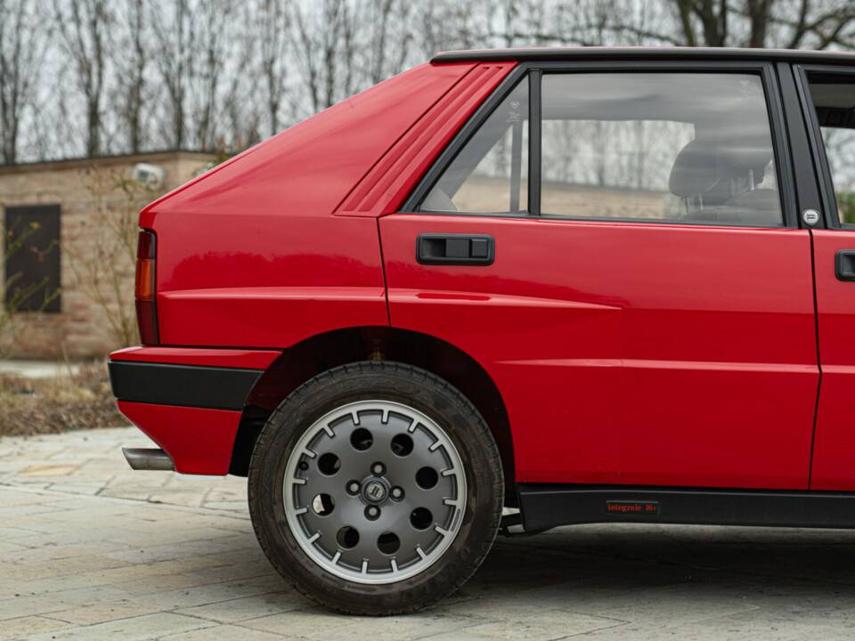 Image 23/50 of Lancia Delta HF Integrale 16V (1989)