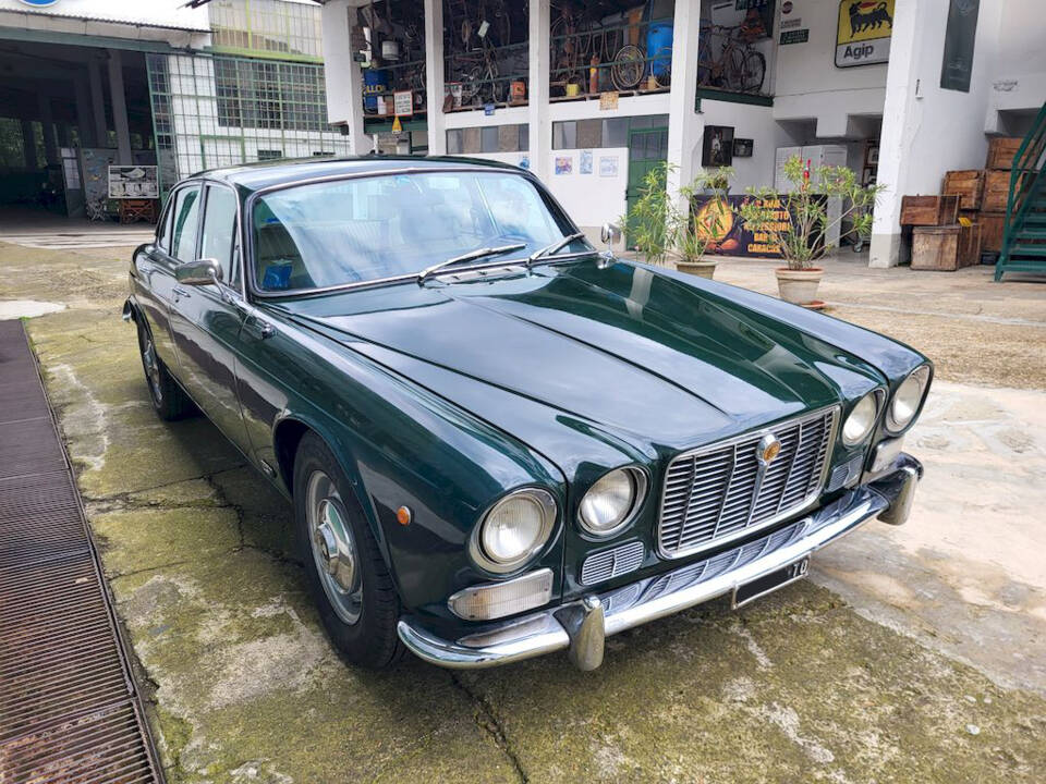 Image 6/38 of Jaguar XJ 6 4.2 (1970)