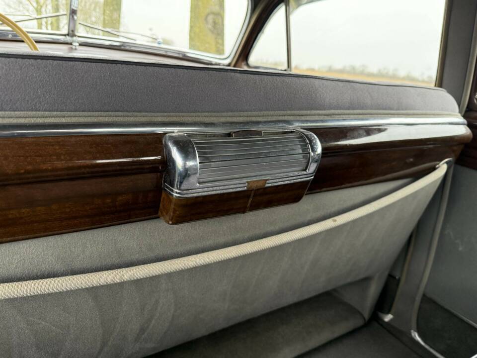 Image 14/24 of Cadillac 62 Sedan (1947)