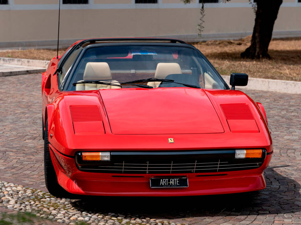 Image 38/46 de Ferrari 308 GTSi (1982)