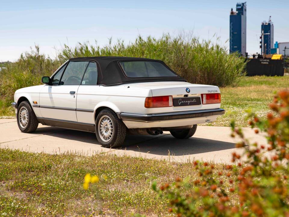 Image 39/70 of BMW 320i (1990)