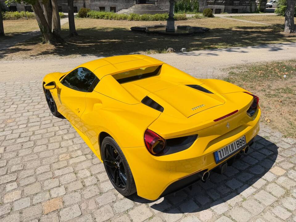 Image 6/18 of Ferrari 488 Spider (2018)