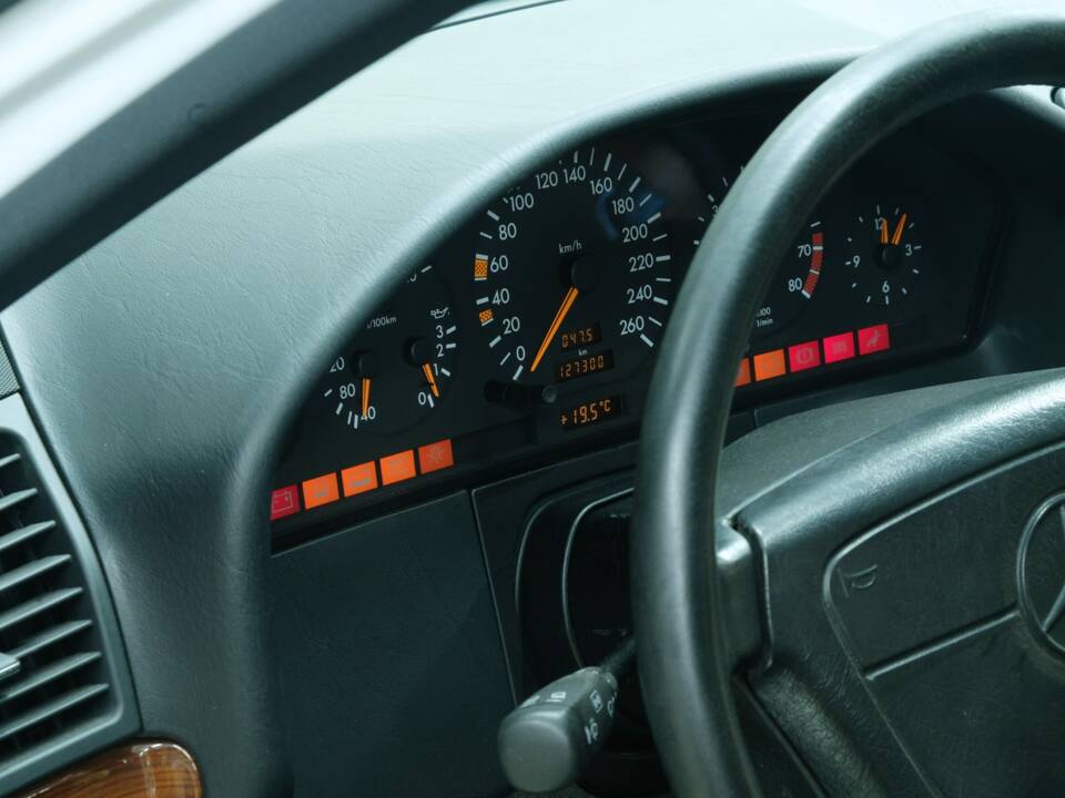 Bild 23/50 von Mercedes-Benz 300 SE (1992)