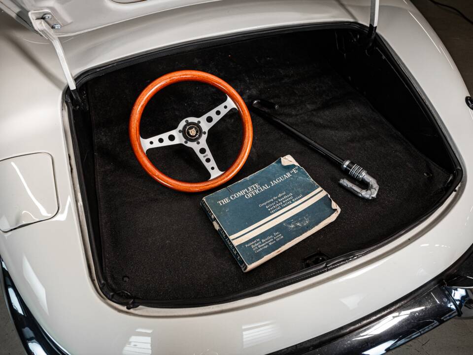 Image 42/53 de Jaguar E-Type (1970)