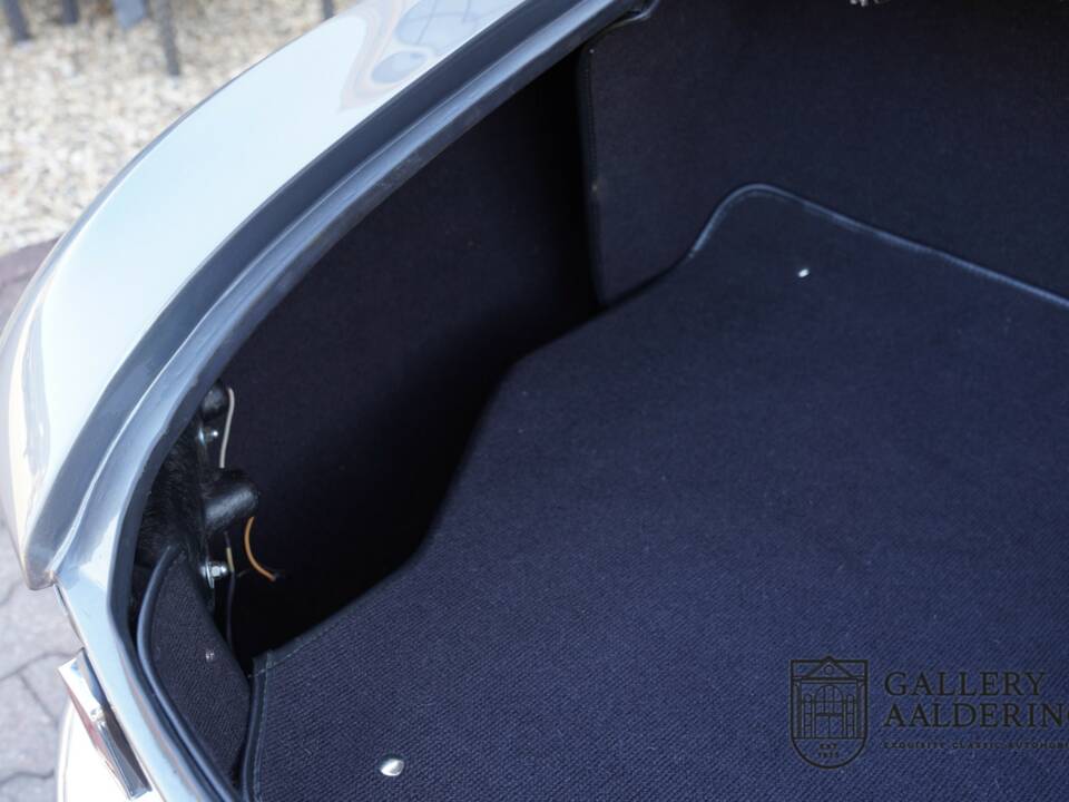 Image 23/50 de Ferrari 330 GT 2+2 (1965)