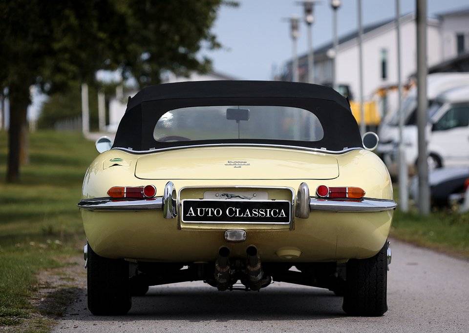 Image 29/35 de Jaguar E-Type (1967)