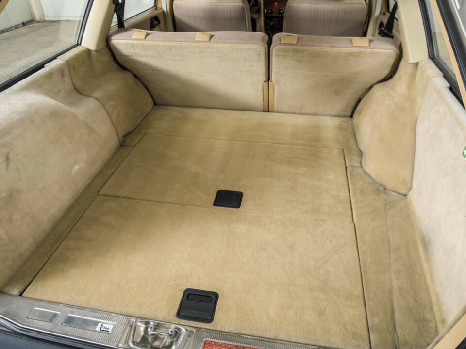 Bild 41/50 von Mercedes-Benz 230 TE (1987)