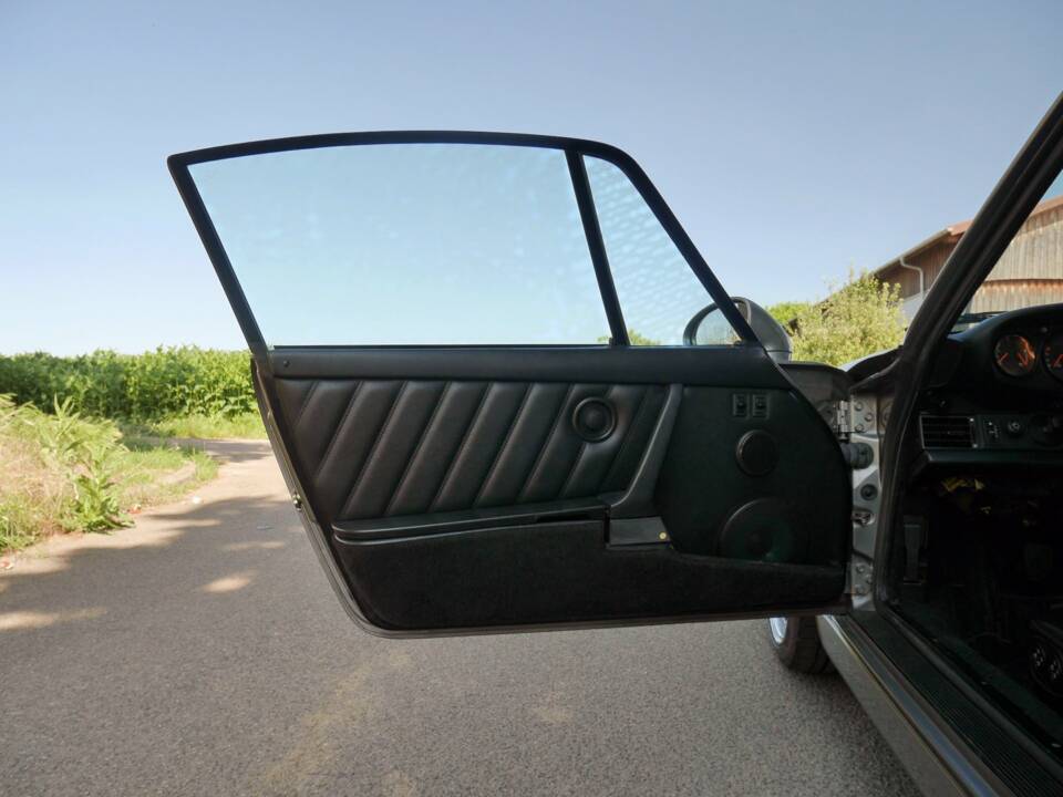 Immagine 16/31 di Porsche 911 Carrera 4 (1989)