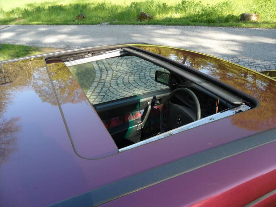 Image 29/137 of Mercedes-Benz 190 E 1.8 Avantgarde &quot;Rosso&quot; (1992)