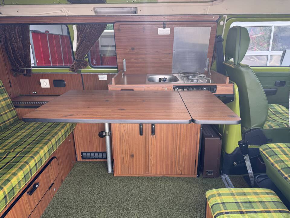 Image 96/100 of Volkswagen T2b Westfalia (1979)