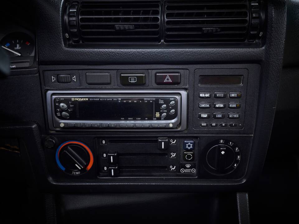Image 59/90 of BMW 325i (1987)