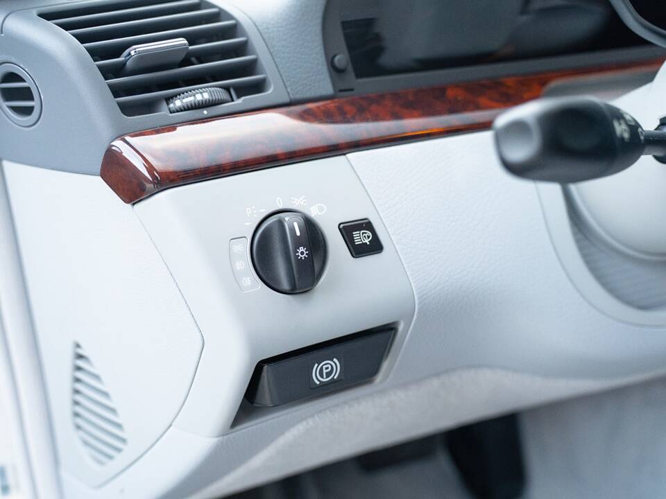 Image 35/45 of Mercedes-Benz S 55 AMG (2000)