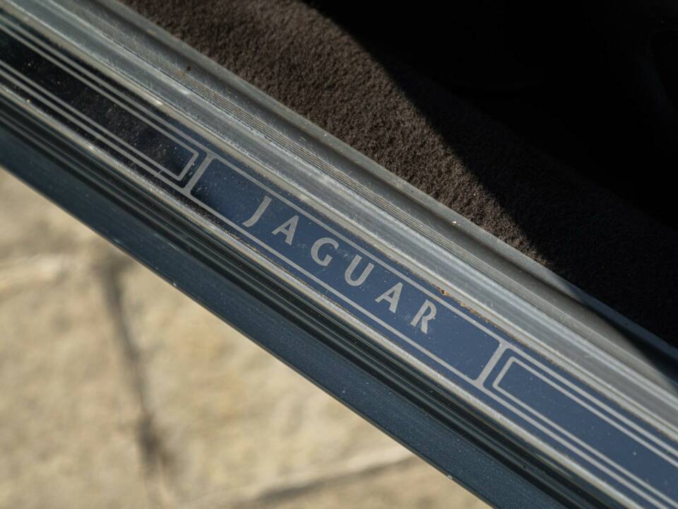 Bild 46/50 von Jaguar XJ 8 Executive (1997)