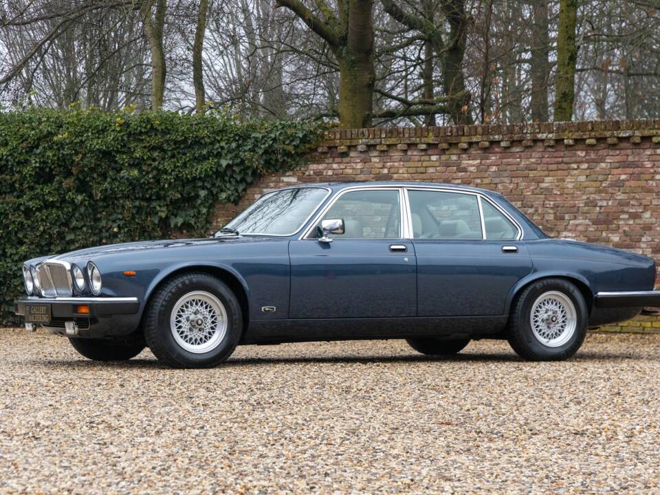 Image 37/50 of Jaguar XJ 12 (1987)