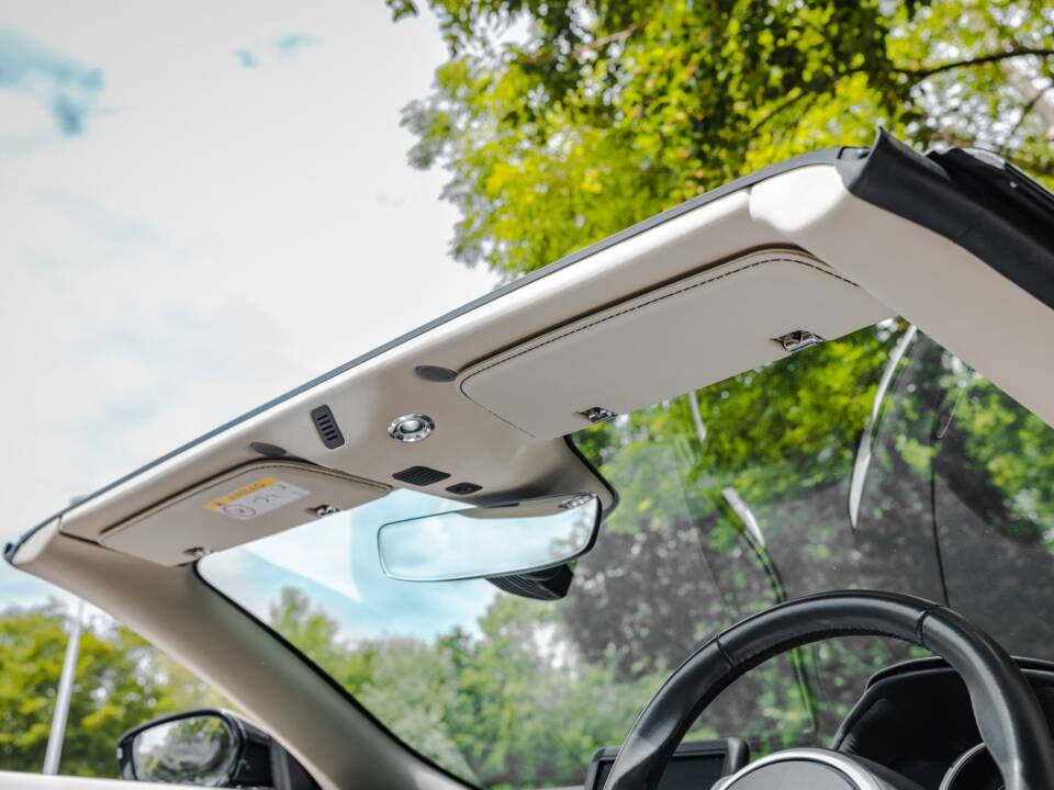 Image 8/39 of Aston Martin DB 11 Volante (2018)