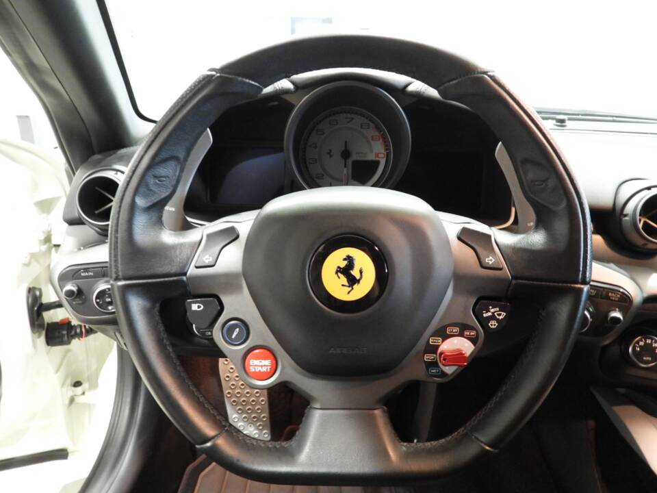 Image 6/15 de Ferrari F12berlinetta (2013)