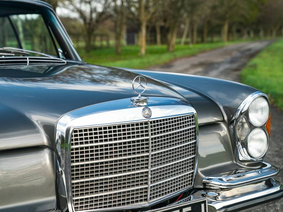 Image 14/50 de Mercedes-Benz 280 SE 3,5 (1971)