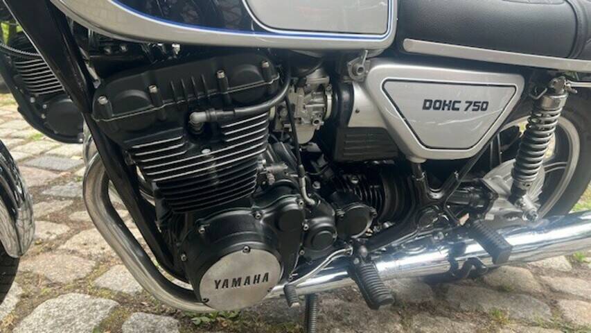 Image 9/10 of Yamaha RD 250 (1976)
