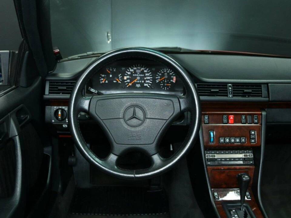 Bild 14/50 von Mercedes-Benz 300 CE-24 (1992)