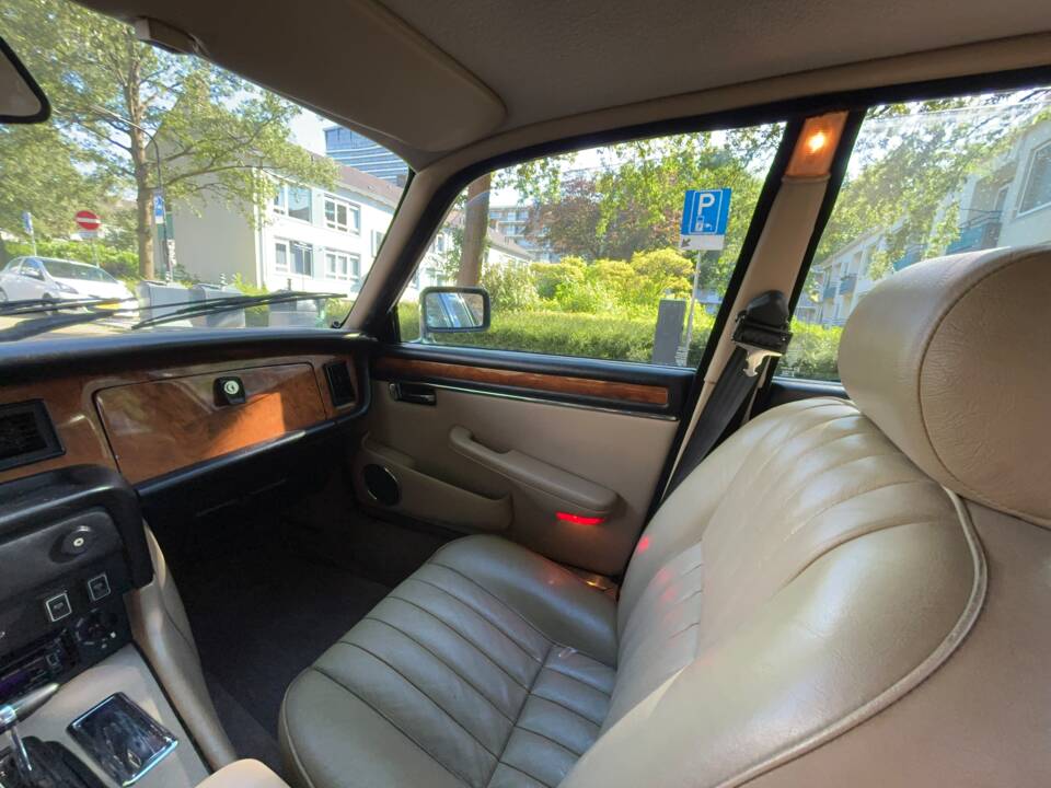 Image 17/20 of Jaguar XJ 12 (1986)