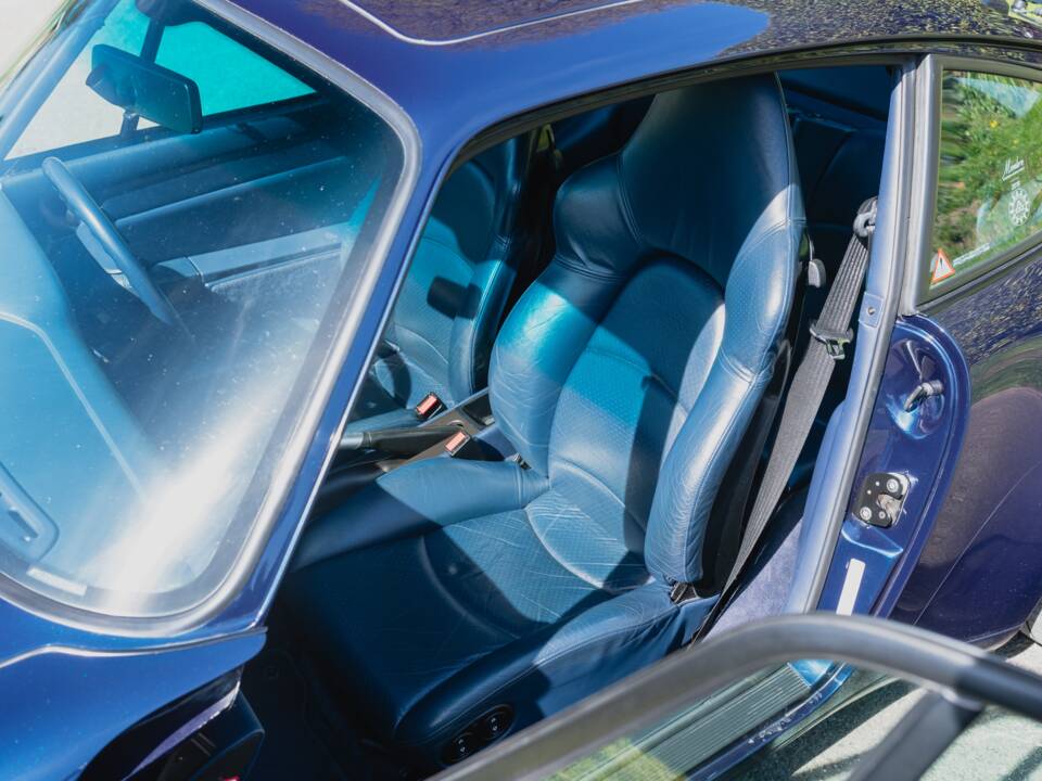 Image 28/52 of Porsche 911 Carrera 4 (1997)
