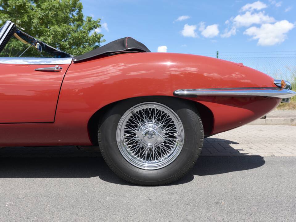 Image 12/80 of Jaguar E-Type 4.2 (1966)