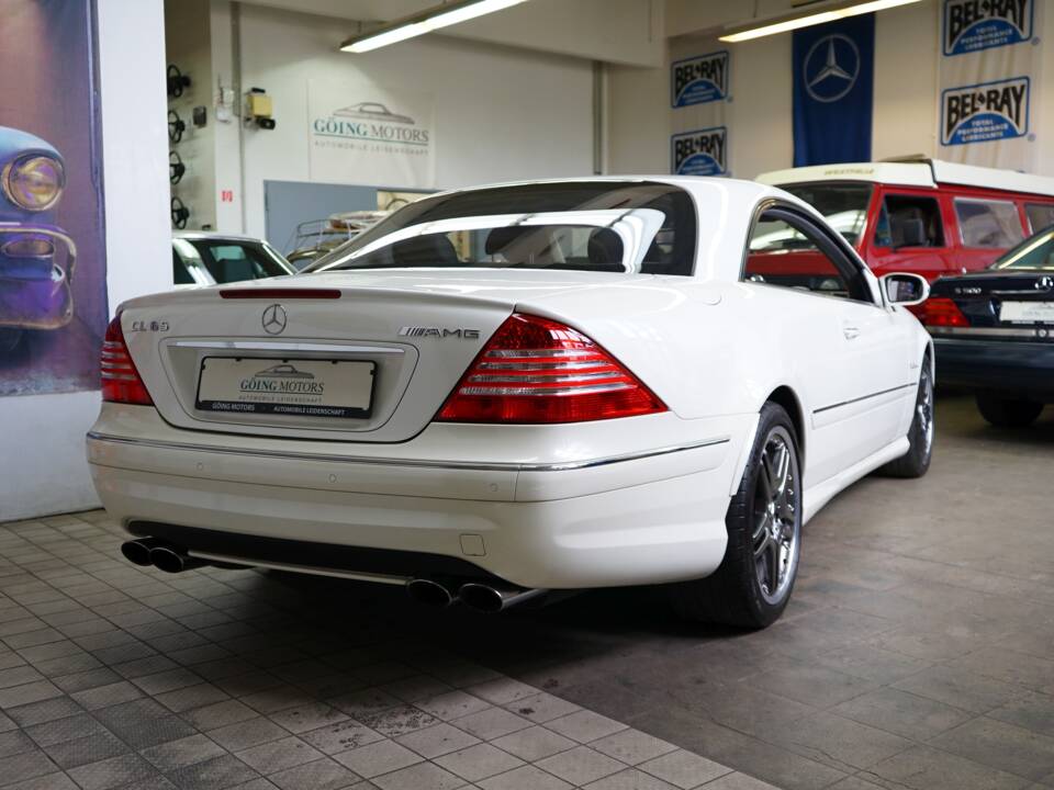 Immagine 15/37 di Mercedes-Benz CL 65 AMG (2005)