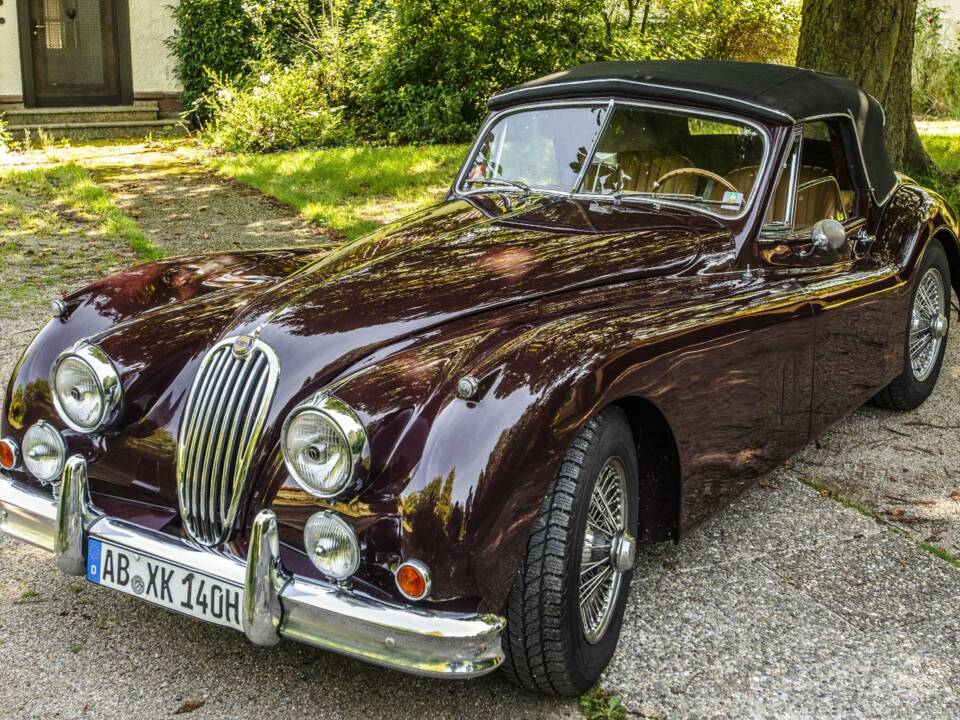 Image 2/9 of Jaguar XK 140 DHC (1956)