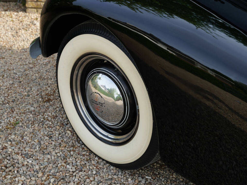 Image 20/50 of Oldsmobile F-Series Business Coupe (1938)