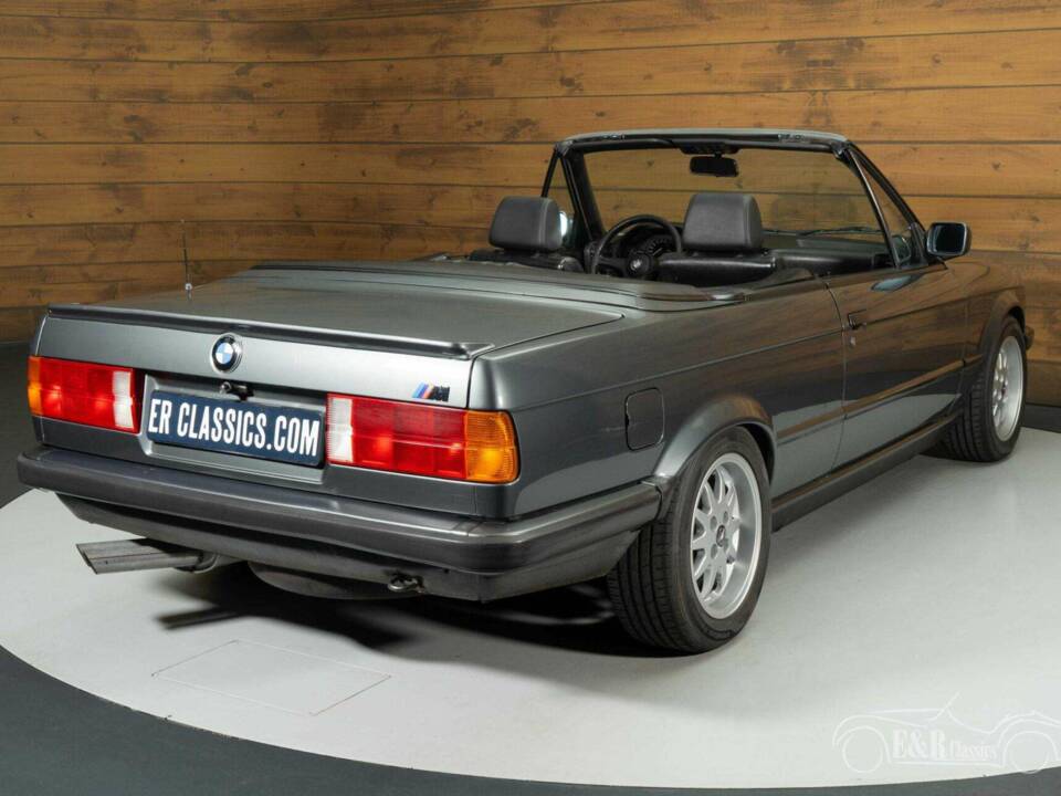 Image 15/19 of BMW 320i (1989)