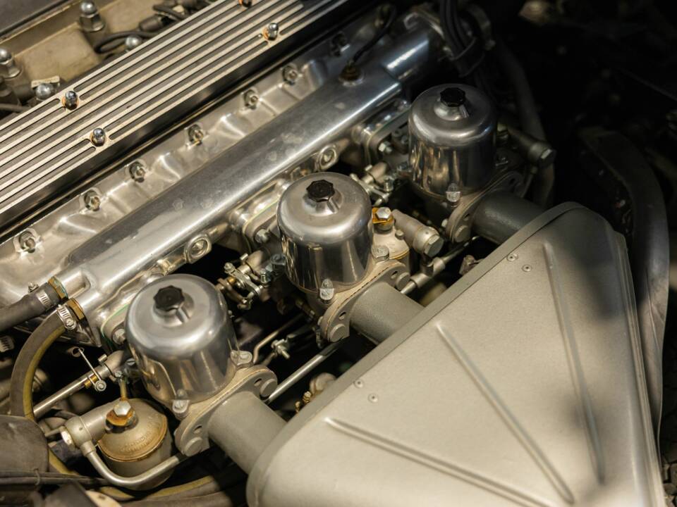 Image 47/50 de Jaguar E-Type (1969)