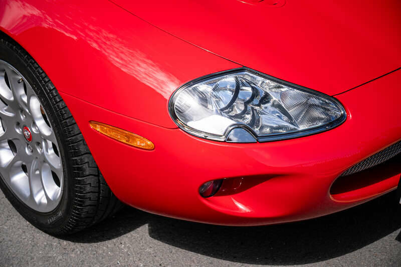 Image 17/33 of Jaguar XK8 4.0 (1999)