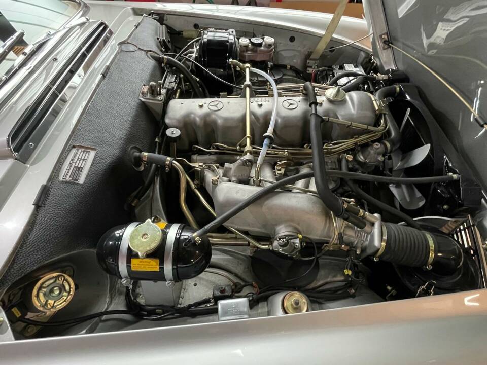 Image 13/15 of Mercedes-Benz 280 SL (1900)