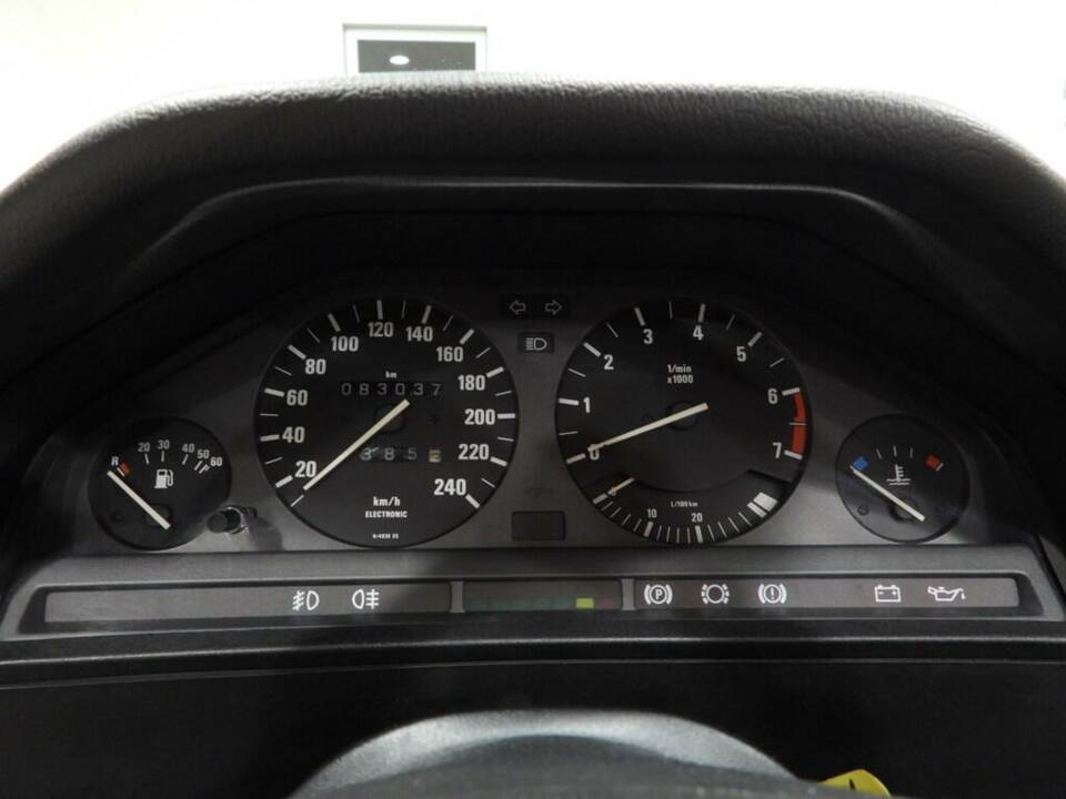 Image 8/15 of BMW 318i (1991)