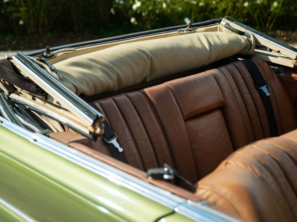 Image 22/50 of Mercedes-Benz 220 SE b (1964)
