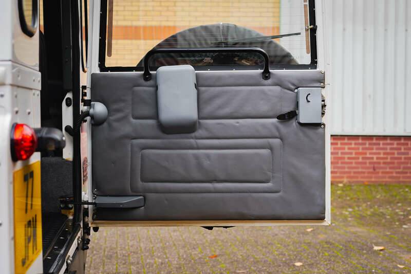 Image 33/41 of Land Rover Defender 90 "50th Anniversary" (1999)