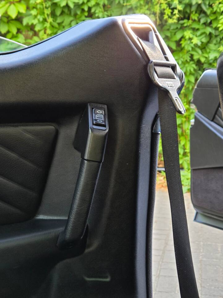 Image 29/32 of Mercedes-Benz 560 SEC (1991)