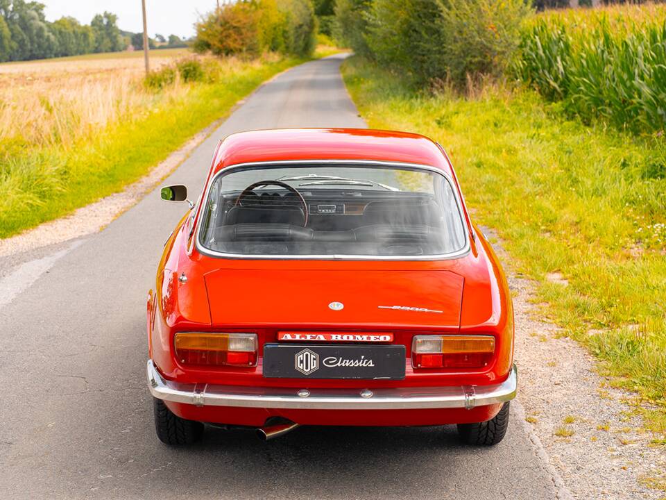 Image 10/53 of Alfa Romeo 2000 GT Veloce (1975)