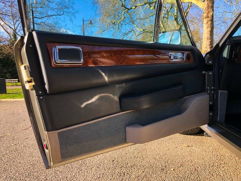 Image 29/34 of Aston Martin V8 Vantage (1987)