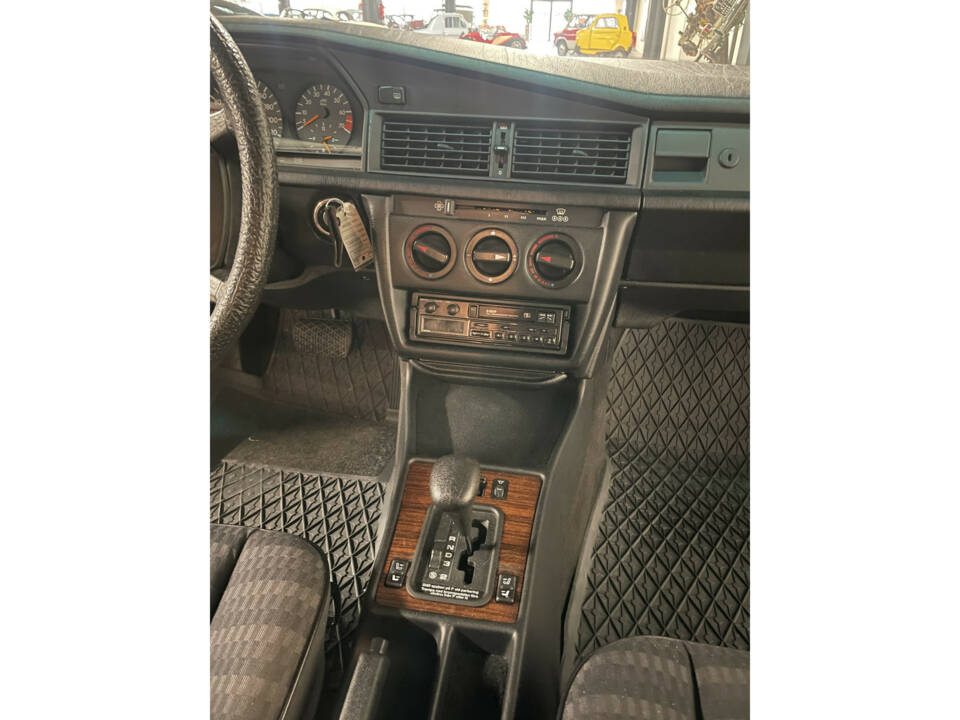 Image 15/23 of Mercedes-Benz 190 E 2.6 (1990)