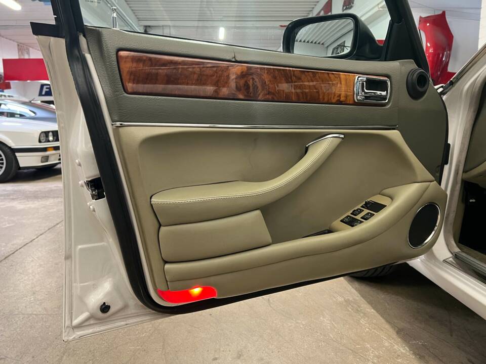 Image 6/15 of Jaguar XJ 6 4.0 Sovereign (1997)