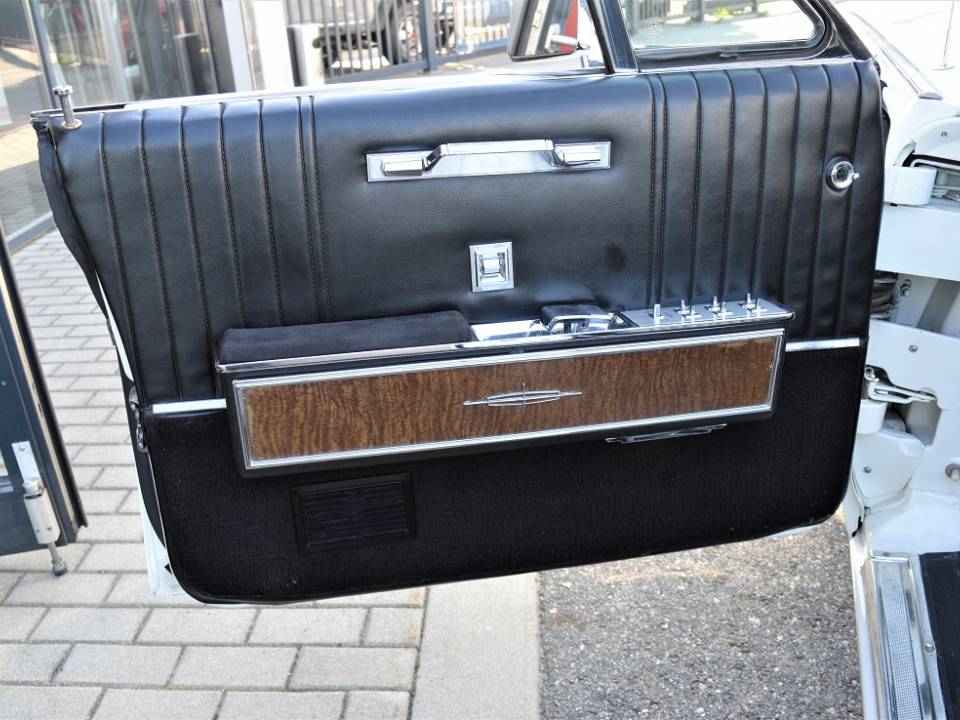 Image 11/50 of Lincoln Continental Convertible (1967)