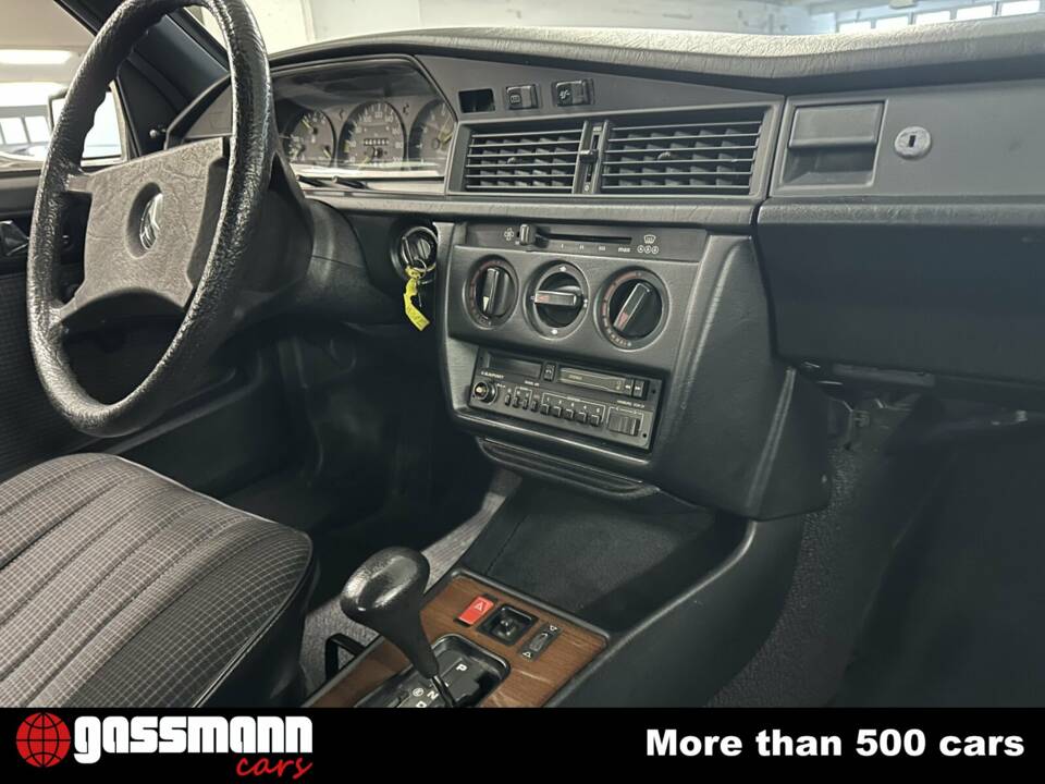 Image 12/15 of Mercedes-Benz 190 E (1985)