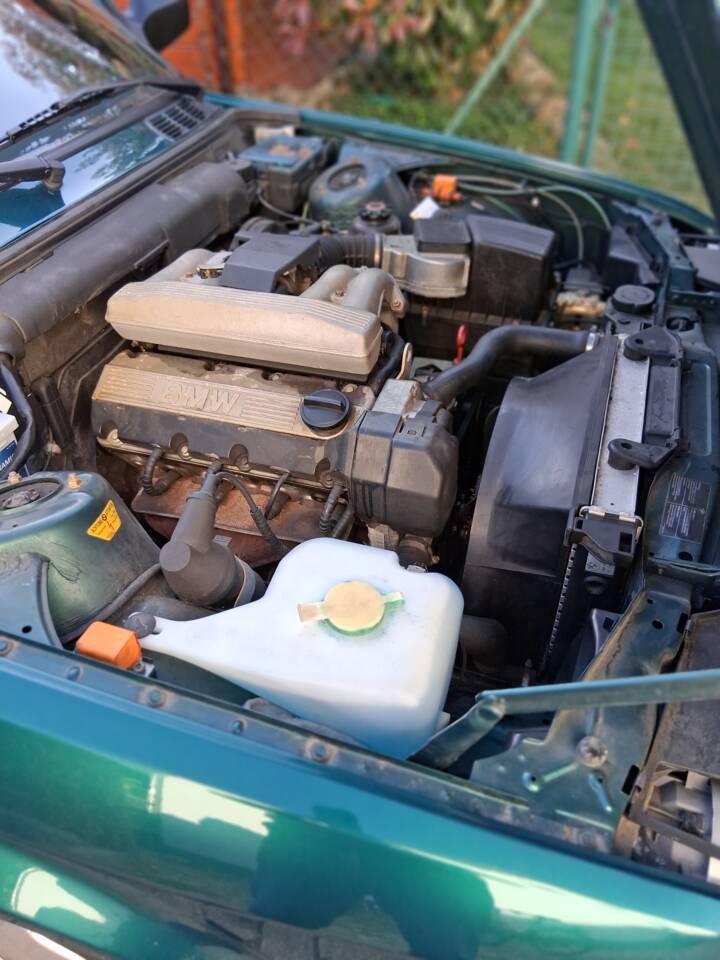 Image 13/18 of BMW 318i (1992)